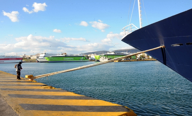 Πρόσκρουση κρουαζιερόπλοιου στο λιμάνι του Πειραιά λόγω των ισχυρών ανέμων