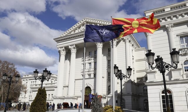 Βόρεια Μακεδονία: Ξηλώνεται ο,τι αναγράφει “Δημοκρατία της Μακεδονίας”