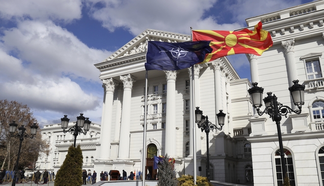 Βόρεια Μακεδονία: Ξηλώνεται ο,τι αναγράφει “Δημοκρατία της Μακεδονίας”