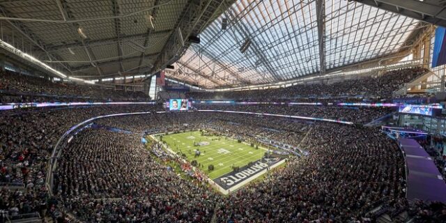 Super Bowl: Η αλληλεγγύη της showbiz και ο τελικός στην σκιά του Κάπερνικ