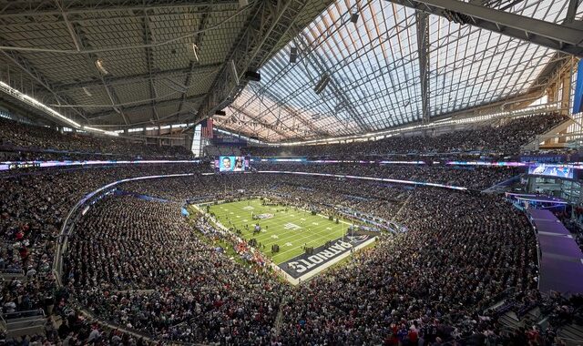 Super Bowl: Η αλληλεγγύη της showbiz και ο τελικός στην σκιά του Κάπερνικ