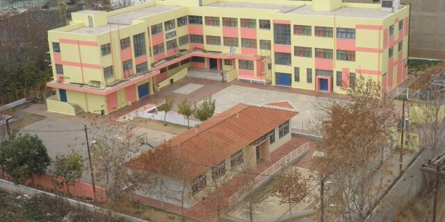 Στο 162ο Δημοτικό Αθηνών “οι μαθητές κάνουν μάθημα ξυπόλυτοι και στεγνώνουν τα ρούχα στα καλοριφέρ”