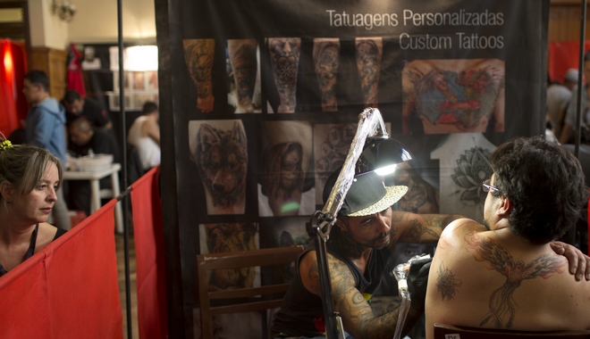 Tatoo artist αφαίρεσε… το αυτί πελάτη του