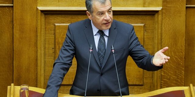 Θεοδωράκης: “Ναι” στα μη κρατικά πανεπιστήμια και στη θρησκευτική ουδετερότητα
