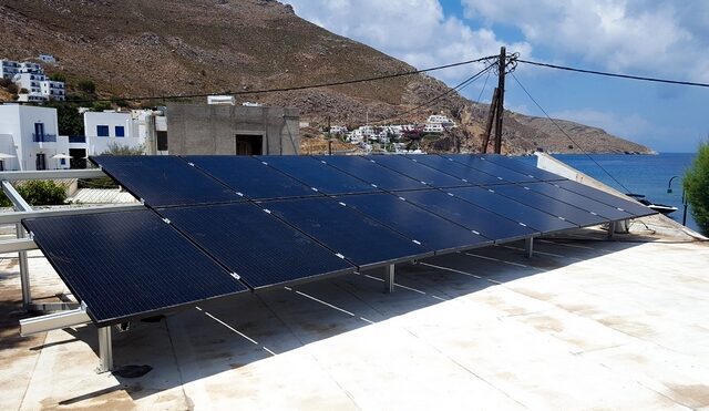 Ο πρώτος ηλιακός σταθμός φόρτισης ηλεκτρικών οχημάτων σε ελληνικό νησί