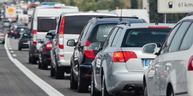 Κυκλοφοριακό χάος στη Θεσσαλονίκη: Έπεσε κολόνα φωτισμού στην περιφερειακή οδό