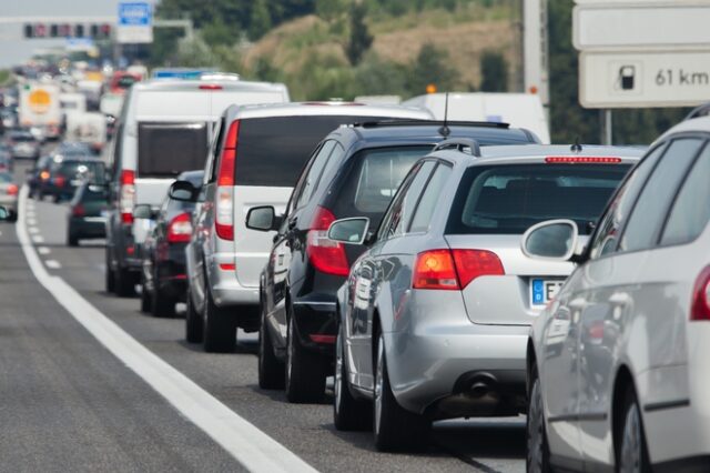 Κυκλοφοριακό χάος στη Θεσσαλονίκη: Έπεσε κολόνα φωτισμού στην περιφερειακή οδό