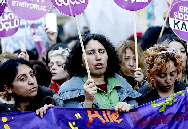 Τουρκία: Εφιάλτης οι γυναικοκτονίες και τον Απρίλιο – Πρώην και νυν σύζυγοι συνεχίζουν να σκοτώνουν