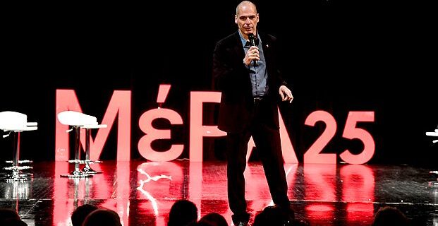 Ο σταρ Βαρουφάκης και το χειροκρότημα για τους φυλακισμένους τραπεζίτες