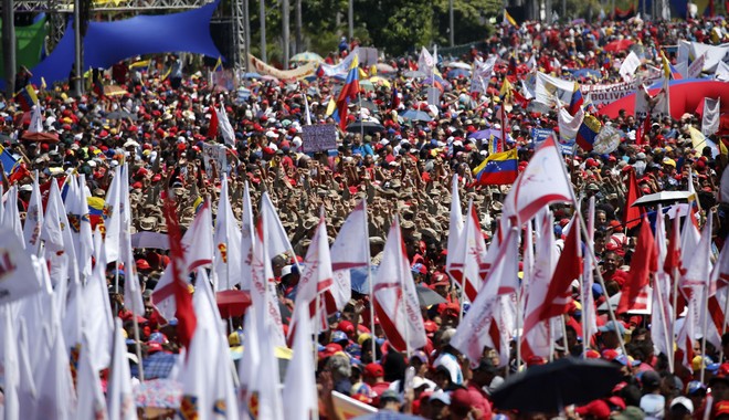 Βενεζουέλα: Μαζικές συγκεντρώσεις υπέρ και κατά του Μαδούρο