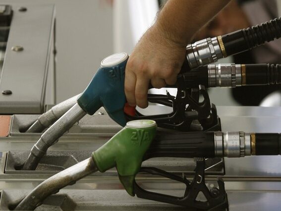 Στα ύψη η τιμή της βενζίνης: Φτάνει το 1,60 στην Αττική