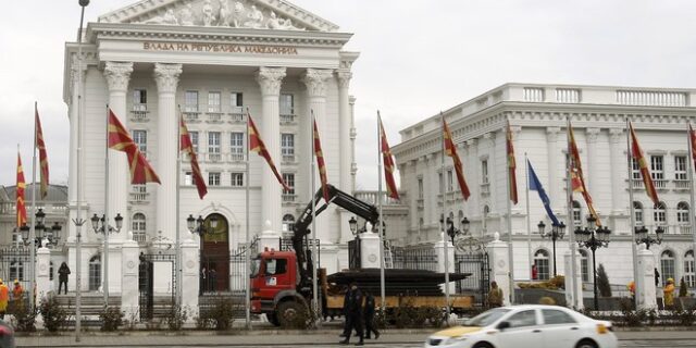 Από σήμερα και επίσημα, Βόρεια Μακεδονία – Ξήλωσαν τις παλιές ταμπέλες