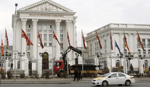 Από σήμερα και επίσημα, Βόρεια Μακεδονία – Ξήλωσαν τις παλιές ταμπέλες