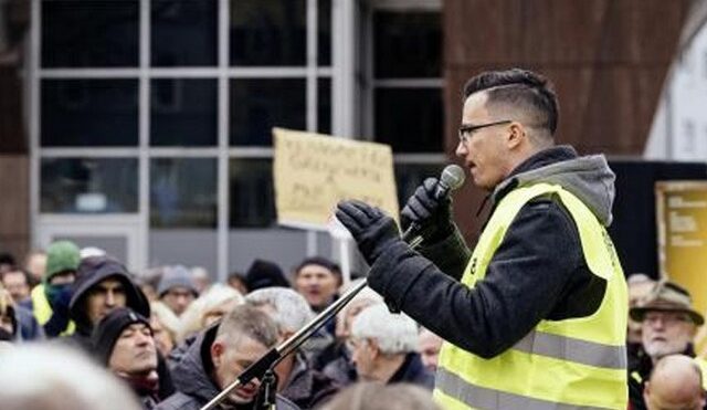 Γιάννης Σάκαρος: Ο 26χρονος Έλληνας – ηγέτης των Κίτρινων Γιλέκων στη Γερμανία
