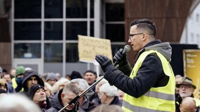 Γιάννης Σάκαρος: Ο 26χρονος Έλληνας – ηγέτης των Κίτρινων Γιλέκων στη Γερμανία