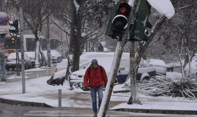Ξεκίνησαν οι χιονοπτώσεις στη Θεσσαλονίκη