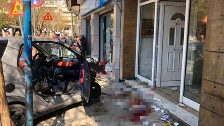 Τροχαίο στην Ακαδημία Πλάτωνος: Καρφώθηκε σε πολυκατοικία και παρέσυρε πεζό