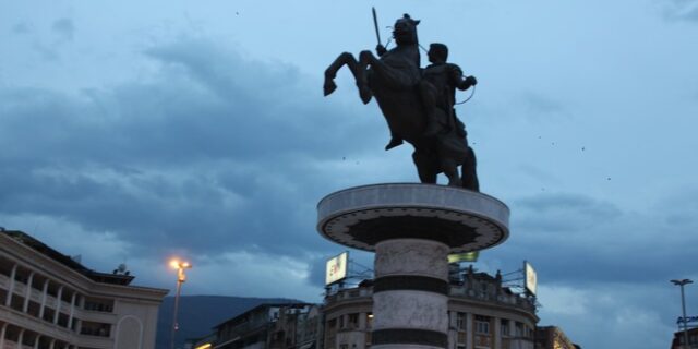 Βόρεια Μακεδονία: Τα κιτς αγάλματα του Γκρούεφσκι είναι πάντα στη θέση τους