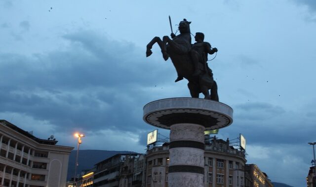 Βόρεια Μακεδονία: Τα κιτς αγάλματα του Γκρούεφσκι είναι πάντα στη θέση τους