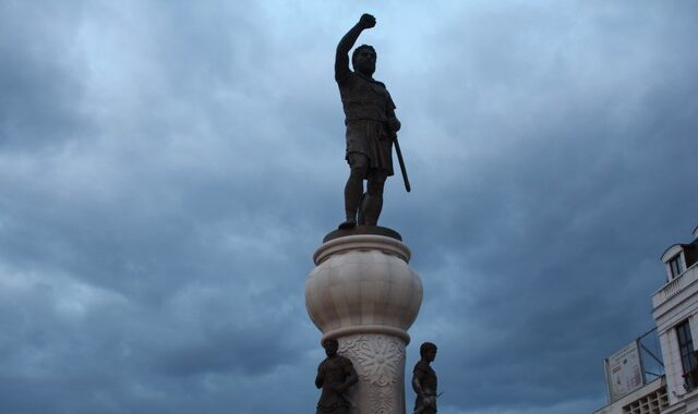 Βόρεια Μακεδονία: Διαψεύδει η κυβέρνηση Ζάεφ τα περί ανταλλαγής αγαλμάτων