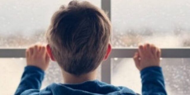 Κρήτη: Κλείδωσαν τον 8χρονο γιο τους στο μπάνιο και έφυγαν από το σπίτι