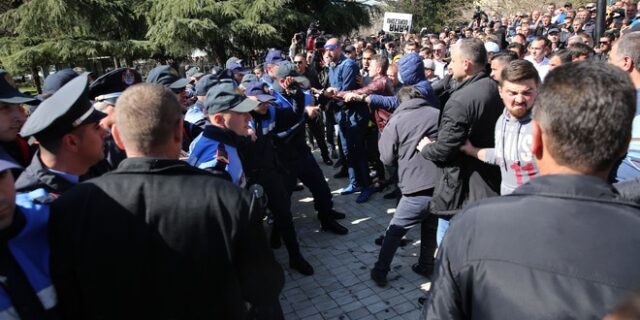 Αλβανία: Συγκρούσεις αστυνομικών – διαδηλωτών έξω από το κοινοβούλιο