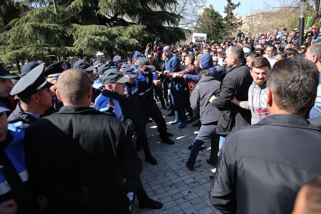 Αλβανία: Συγκρούσεις αστυνομικών – διαδηλωτών έξω από το κοινοβούλιο