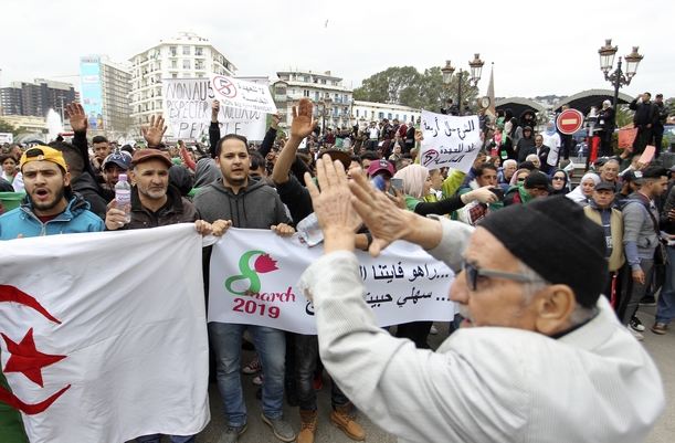 Και οι ιμάμηδες στο πλευρό του λαού της Αλγερίας που διαδήλωσε την Παρασκευή