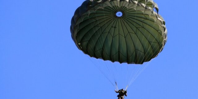 Αλεξιπτωτιστής μπλέχτηκε σε καλώδια της ΔΕΗ