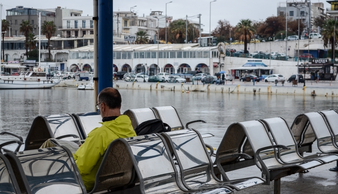 Δεμένα τα πλοία στα λιμάνια – Παραμένει σε ισχύ το απαγορευτικό