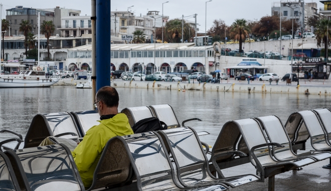 Κακοκαιρία: Δεμένα τα πλοία στα λιμάνια – Προβλήματα από τους θυελλώδεις ανέμους