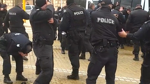 Αστυνομικοί ψεκάζουν με σπρέι κόντρα στον άνεμο, το εισπνέουν οι ίδιοι