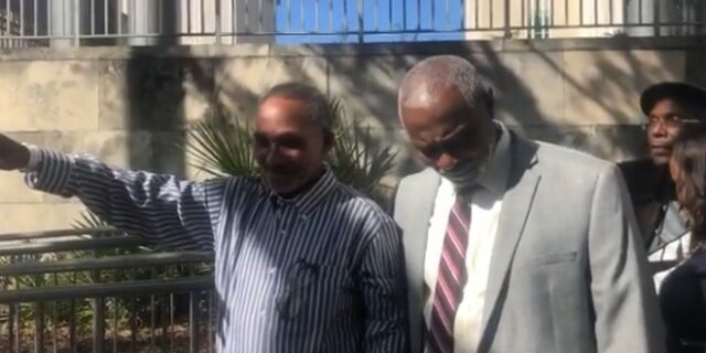 Λύτρωση: Ελεύθεροι μετά από 42 χρόνια στη φυλακή για φόνο που δεν διέπραξαν