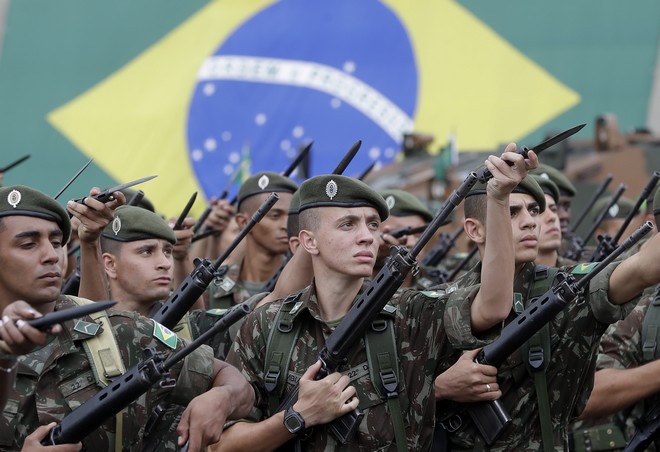 Ελεύθεροι να γιορτάσουν το στρατιωτικό πραξικόπημα στη Βραζιλία