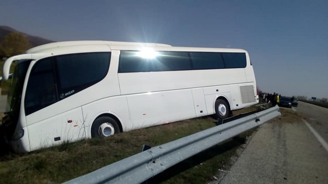 Ροδόπη: Τροχαίο με τουριστικό λεωφορείο – Βγήκε εκτός Εγνατίας οδού