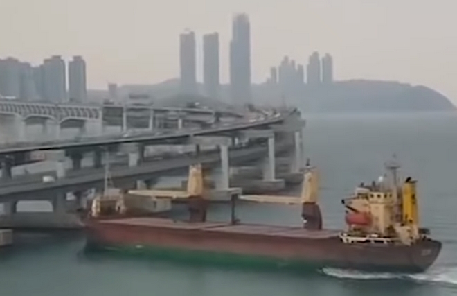 Μεθυσμένος καπετάνιος έριξε φορτηγό πλοίο πάνω σε γέφυρα