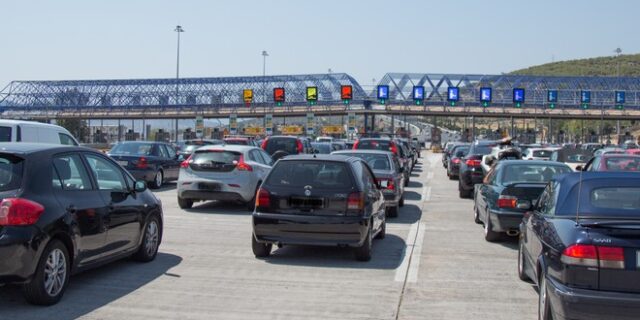 Μετ’ εμποδίων η επιστροφή των εκδρομέων: Ουρές σε διόδια – Πολύ αυξημένη κίνηση στις εθνικές οδούς