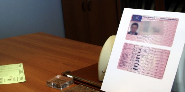 Κύκλωμα πλαστών διπλωμάτων: Τα “μαρούλια”, ο χρηματισμός του διευθυντή και η επέκταση στο εξωτερικό
