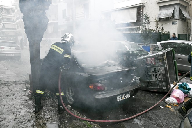 Νίκαια: Σοβαρά επεισόδια μεταξύ οπαδών – Κάηκε αυτοκίνητο