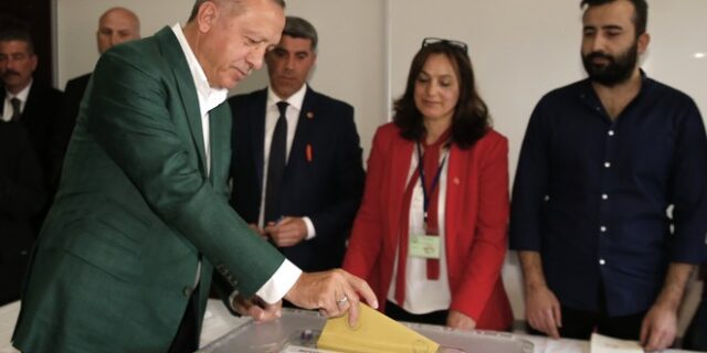 Δημοτικές εκλογές στην Τουρκία: Ο Ερντογάν ψήφισε στην Κωνσταντινούπολη
