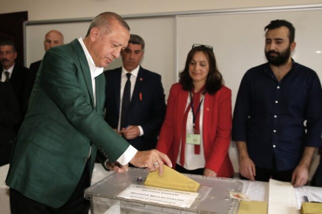 Δημοτικές εκλογές στην Τουρκία: Ο Ερντογάν ψήφισε στην Κωνσταντινούπολη