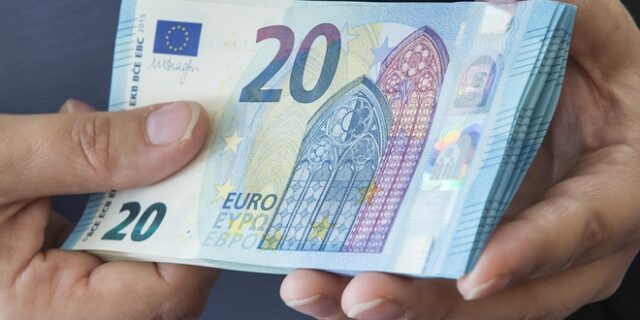 Άγνωστος αφήνει χρήματα στις πόρτες των κατοίκων ενός μικρού χωριού