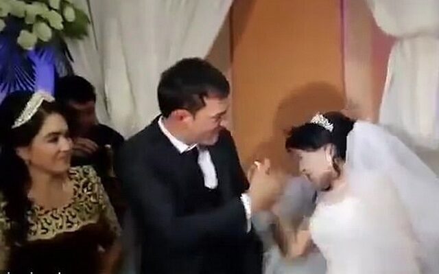 Βίντεο: Γαμπρός χαστουκίζει τη νύφη γιατί δεν “σηκώνει” το πείραγμα με την τούρτα