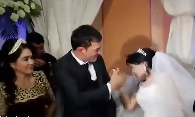 Βίντεο: Γαμπρός χαστουκίζει τη νύφη γιατί δεν “σηκώνει” το πείραγμα με την τούρτα