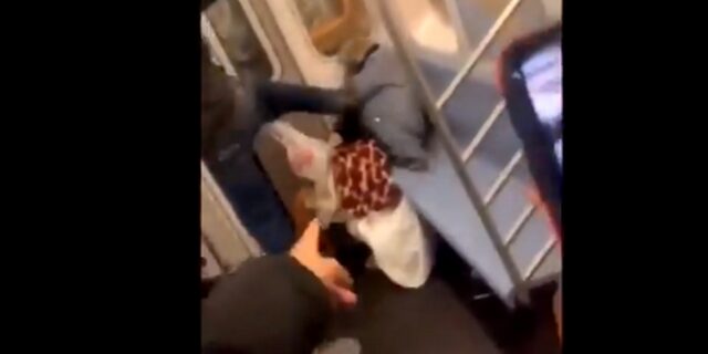 ΗΠΑ: Ηλικιωμένη δέχεται άγρια επίθεση στο μετρό – Όλοι πιάνουν τα κινητά και “ξεχνούν” να βοηθήσουν