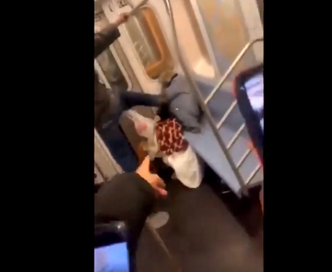 ΗΠΑ: Ηλικιωμένη δέχεται άγρια επίθεση στο μετρό – Όλοι πιάνουν τα κινητά και “ξεχνούν” να βοηθήσουν