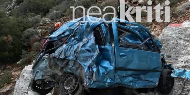 Κρήτη: Σοκαριστικές εικόνες από το ΙΧ που έπεσε σε γκρεμό με μητέρα και δύο παιδιά