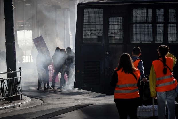 Πεδίο μάχης το Σύνταγμα για τις ανάγκες του… Χόλιγουντ