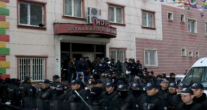 Τουρκία: Εσπασαν τα γραφεία του HDP και συνέλαβαν απεργούς πείνας