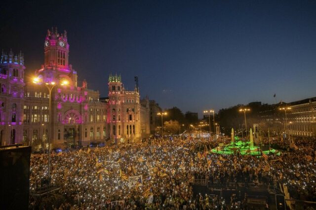 Ισπανία: Χιλιάδες Καταλανοί στους δρόμους για τη δίκη των ηγετών τους